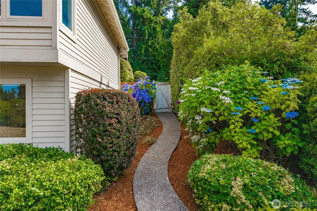 9416 NE 25th Street Clyde Hill WA 98004