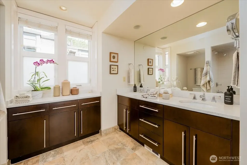 427 13th Avenue E Seattle WA 98102