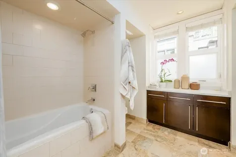 427 13th Avenue E Seattle WA 98102