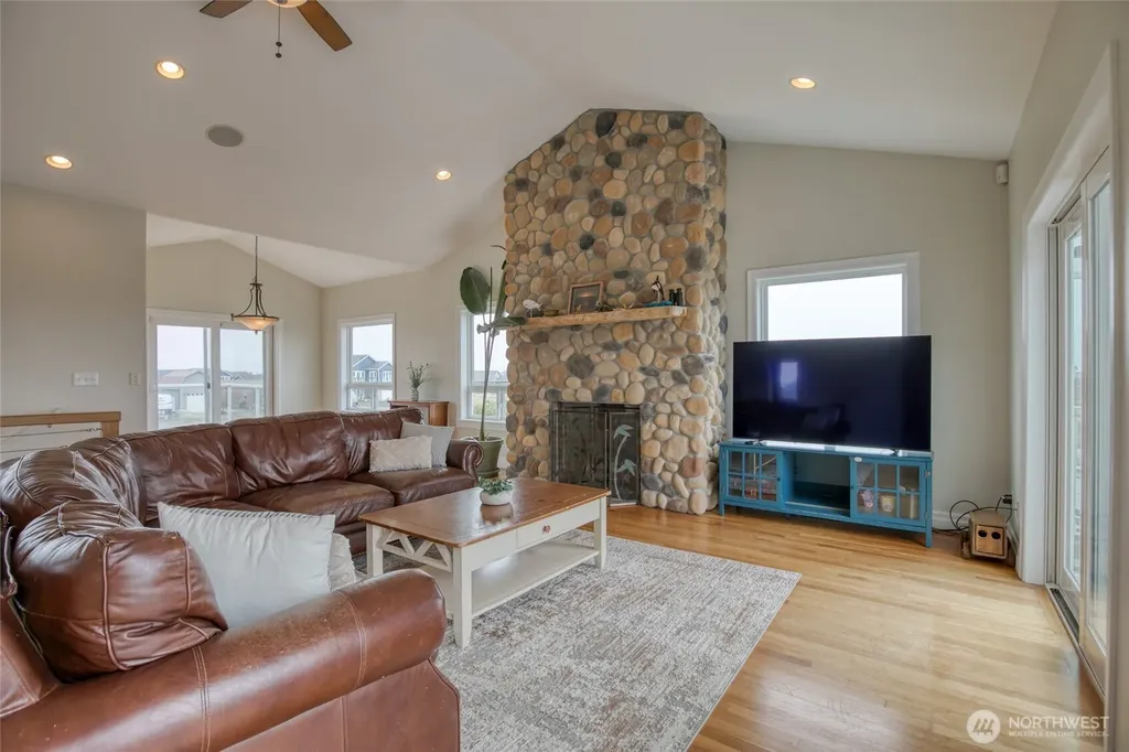 470 W Wind Street Ocean Shores WA 98569