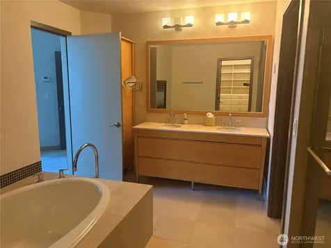 2033 2nd Avenue Seattle WA 98121
