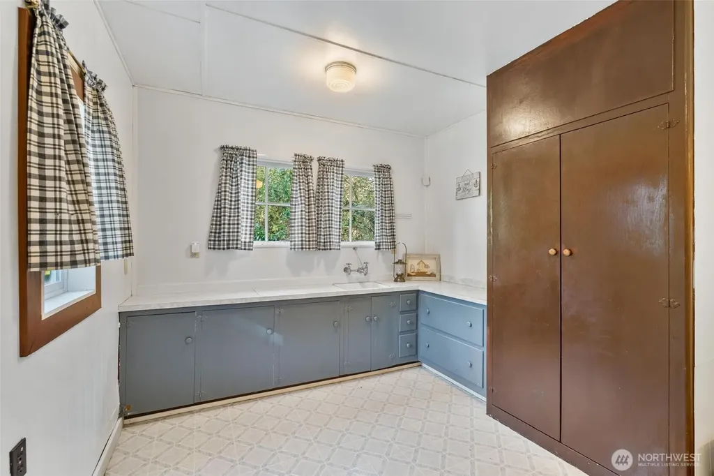 1847 Sr 105 Grayland WA 98547