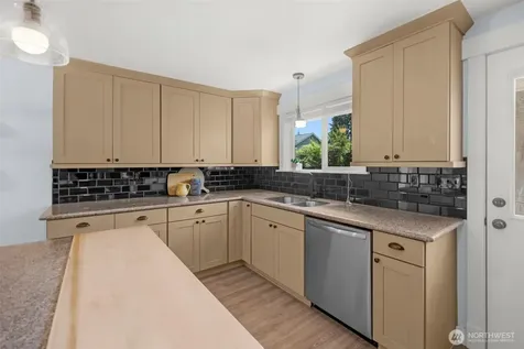 1216 118th Place SE Everett WA 98208
