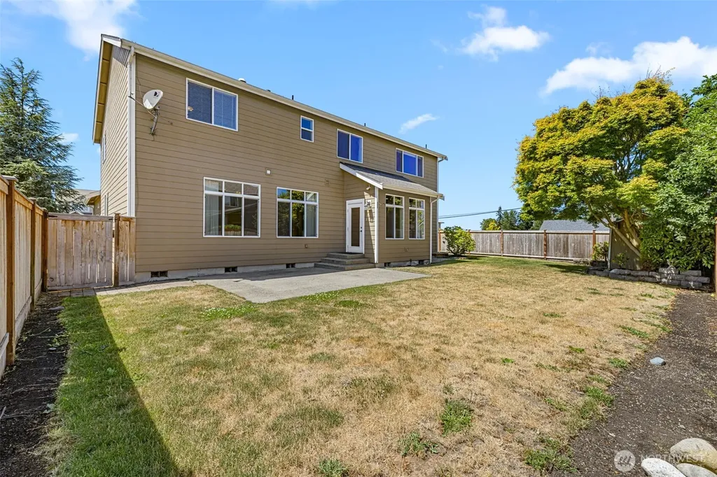 1213 24th Street NW Puyallup WA 98371