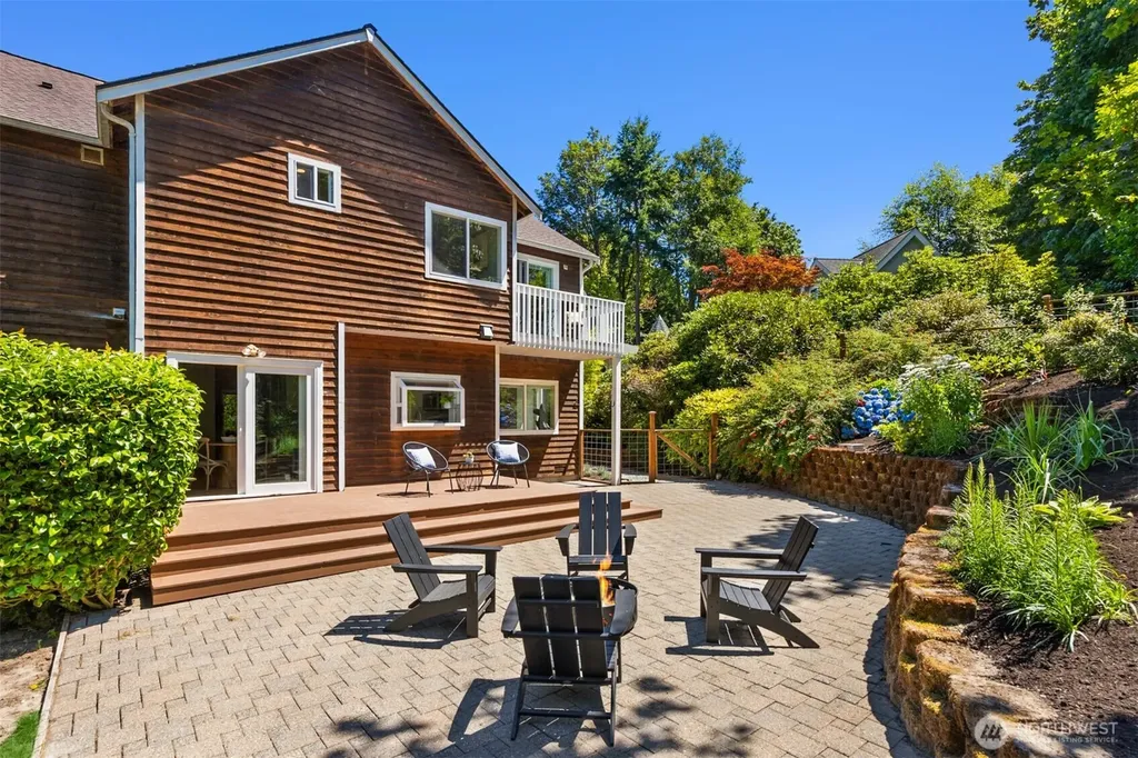 633 Klickitat Place NE Bainbridge Island WA 98110