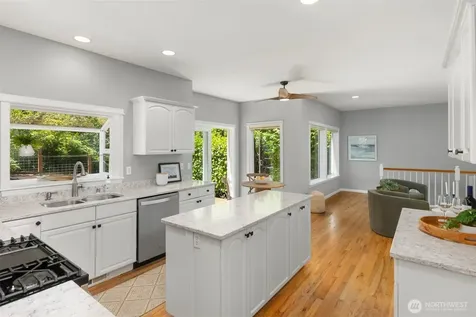 633 Klickitat Place NE Bainbridge Island WA 98110