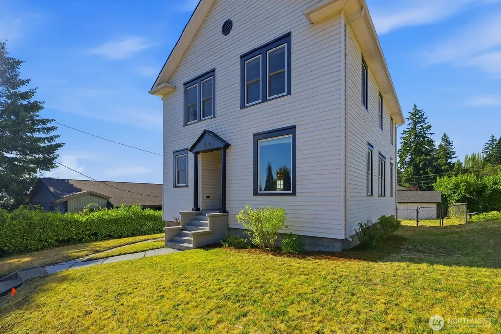 1607 Burwell Street Bremerton WA 98337