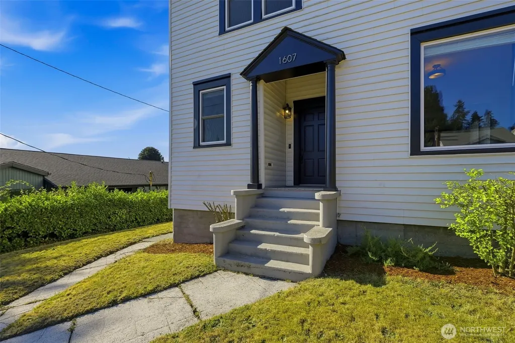 1607 Burwell Street Bremerton WA 98337
