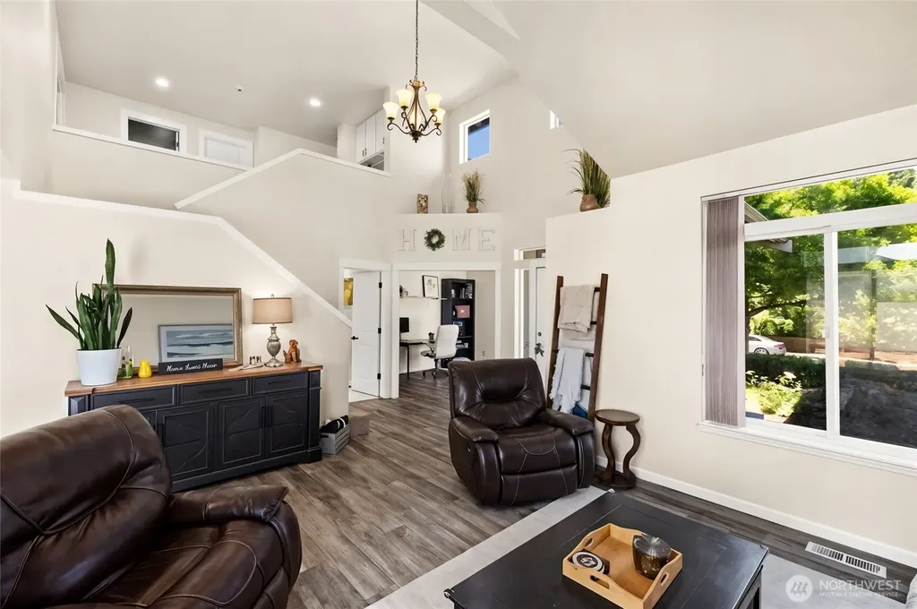 1959 Highpoint Street Enumclaw WA 98022