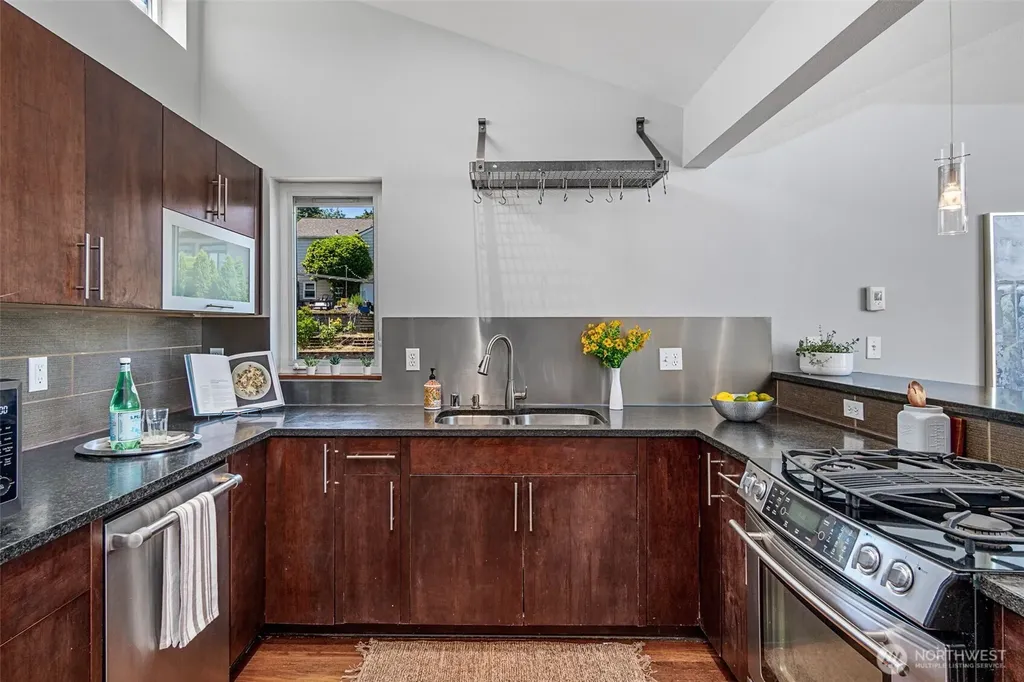 3028 SW Avalon Way Seattle WA 98126