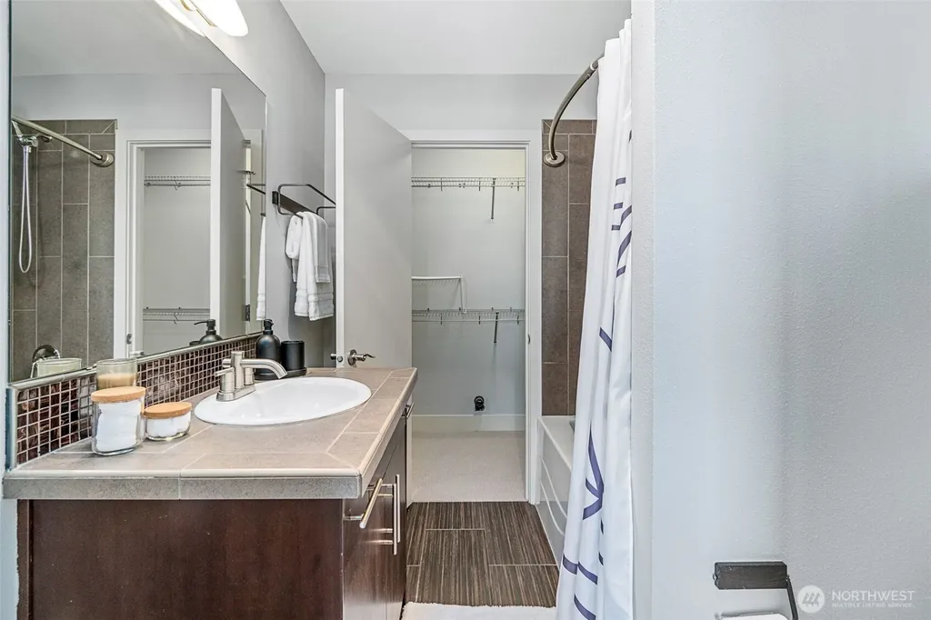 3028 SW Avalon Way Seattle WA 98126