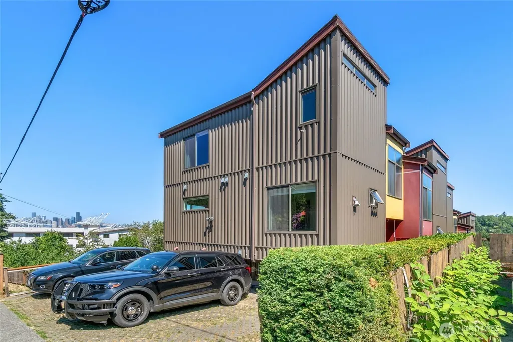 3028 SW Avalon Way Seattle WA 98126