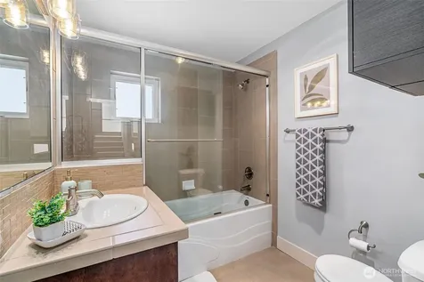 3028 SW Avalon Way Seattle WA 98126