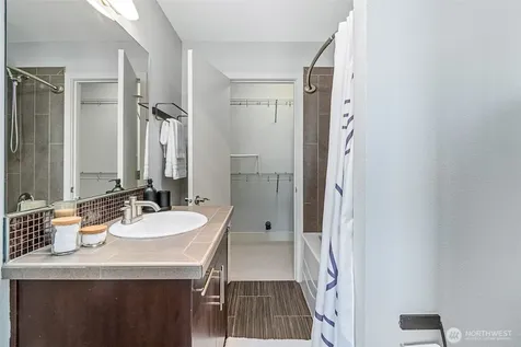 3028 SW Avalon Way Seattle WA 98126