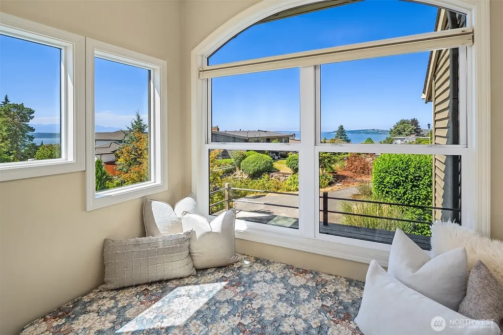 5601 Bradford Street Seattle WA 98116