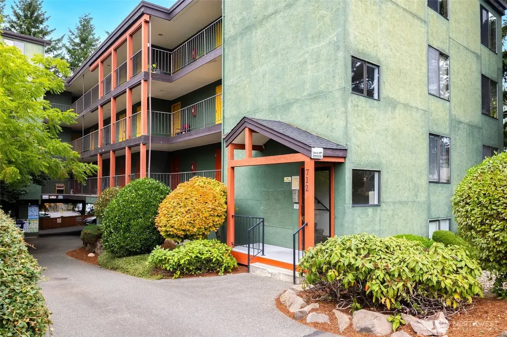 712 N 143rd Street Seattle WA 98133