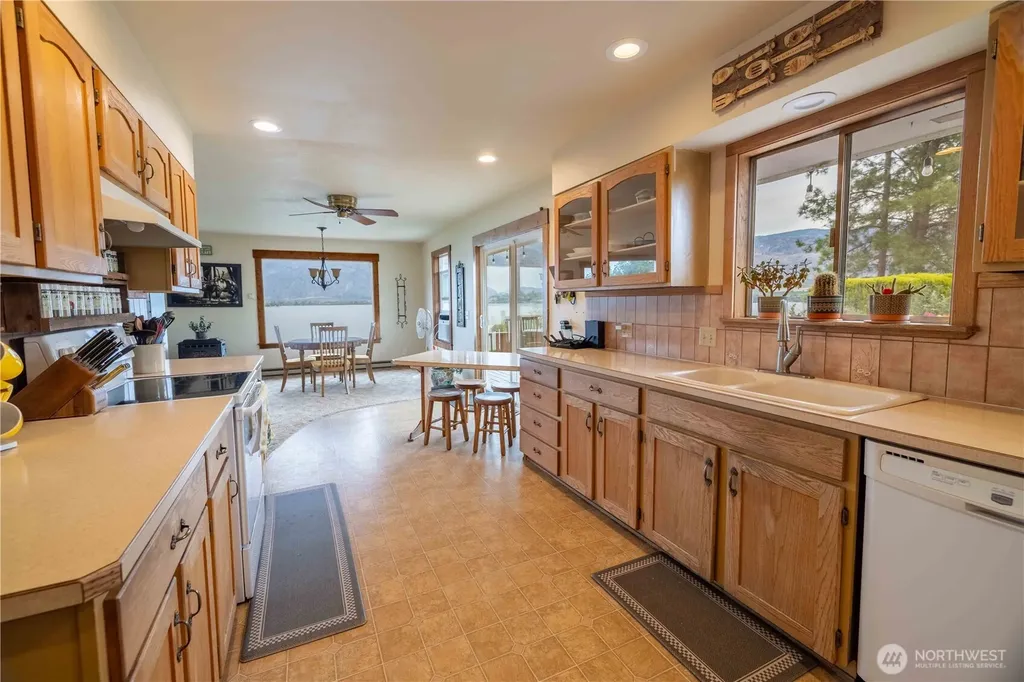 66 Boundary Point Road Oroville WA 98844