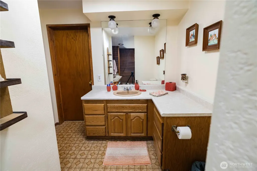 66 Boundary Point Road Oroville WA 98844