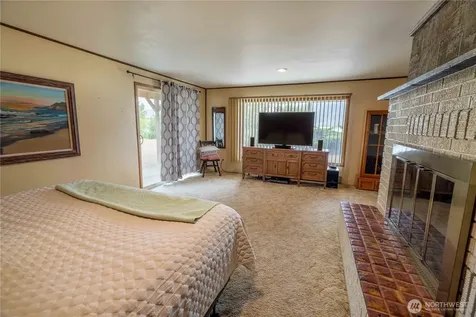 66 Boundary Point Road Oroville WA 98844