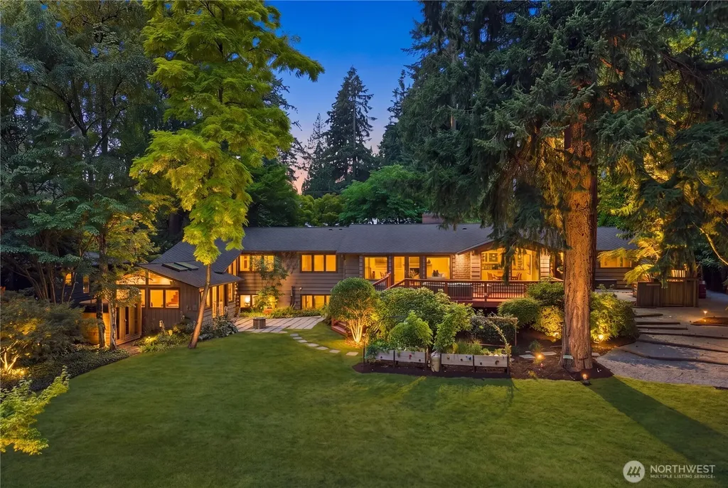10527 SE 27th Street Beaux Arts WA 98004