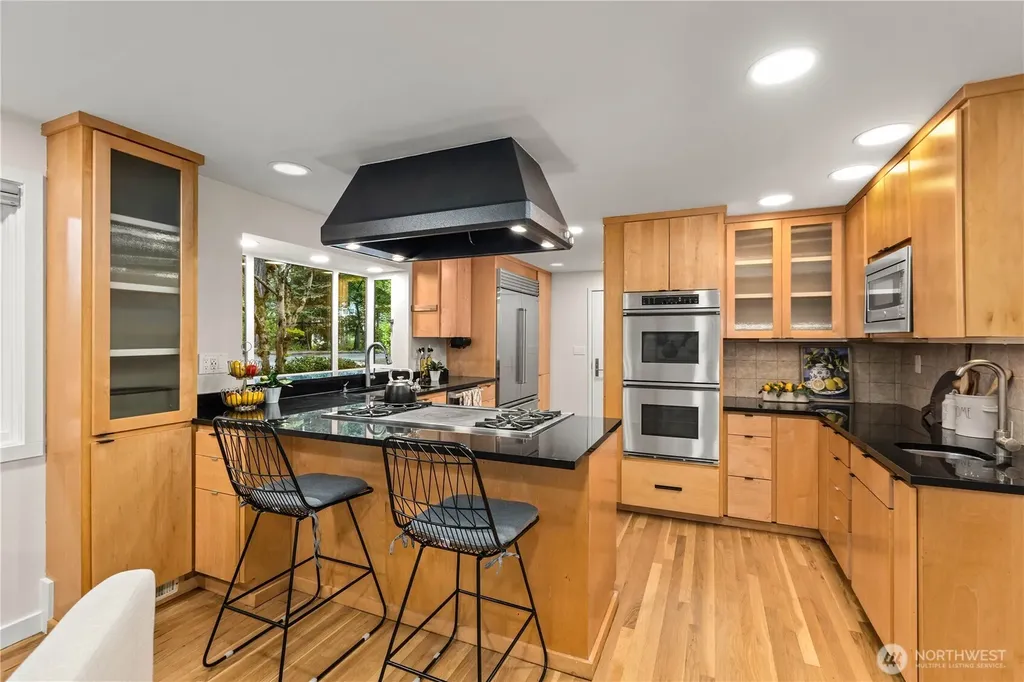 10527 SE 27th Street Beaux Arts WA 98004