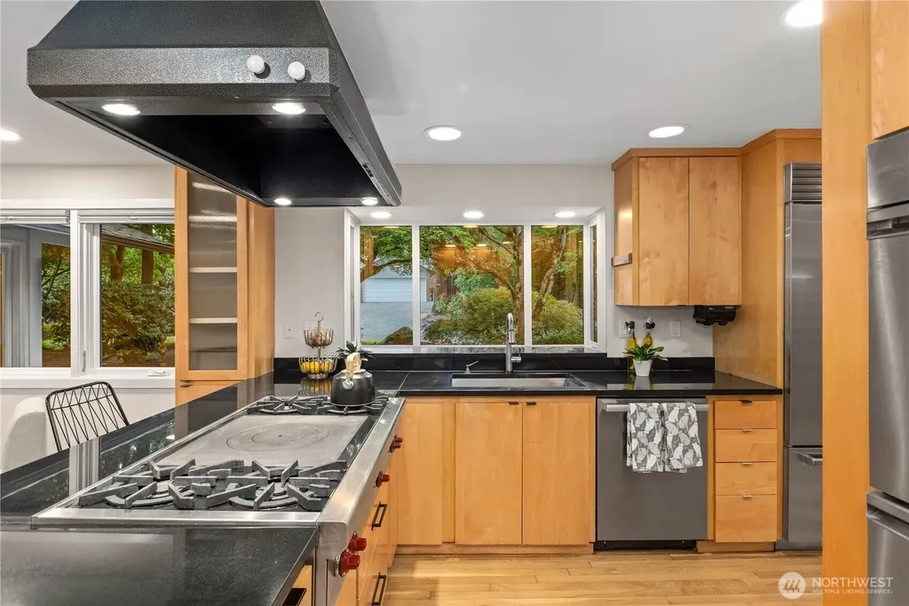 10527 SE 27th Street Beaux Arts WA 98004