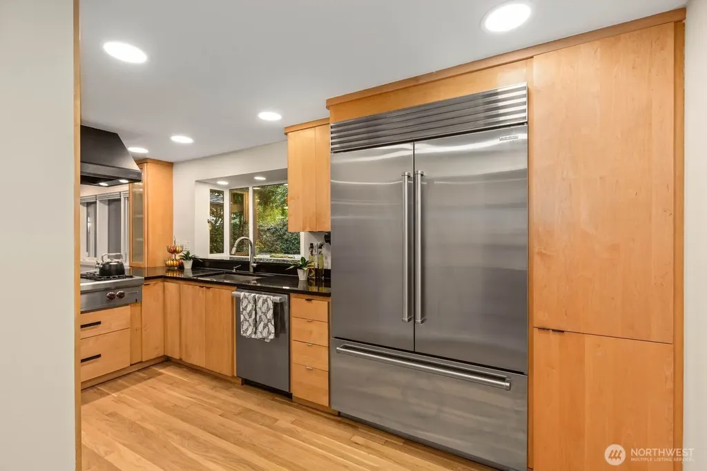 10527 SE 27th Street Beaux Arts WA 98004