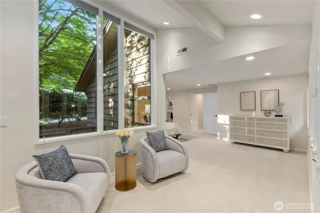 10527 SE 27th Street Beaux Arts WA 98004