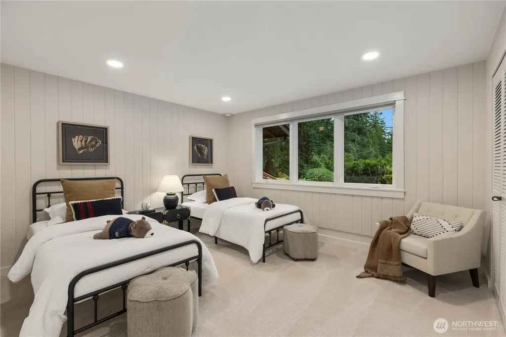 10527 SE 27th Street Beaux Arts WA 98004