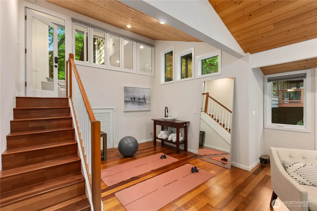 10527 SE 27th Street Beaux Arts WA 98004