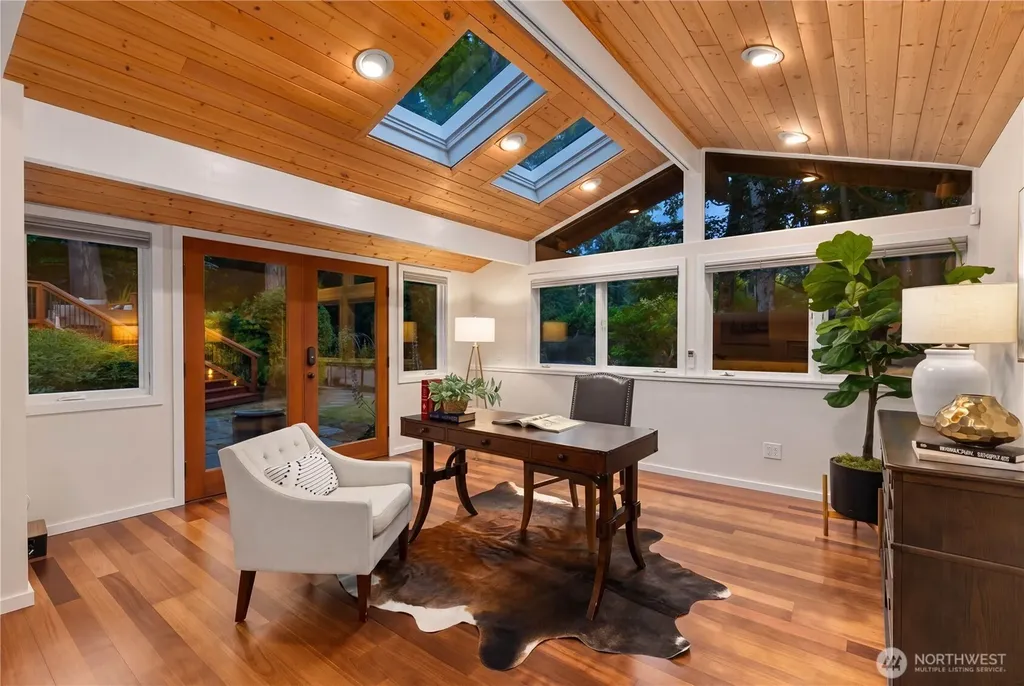 10527 SE 27th Street Beaux Arts WA 98004