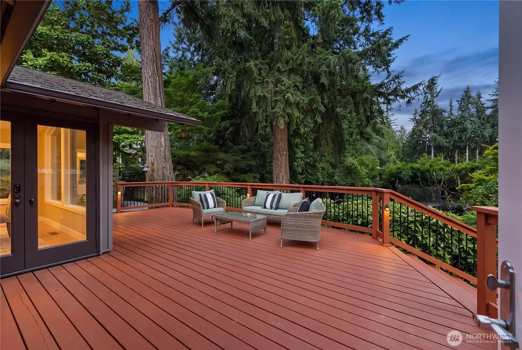 10527 SE 27th Street Beaux Arts WA 98004