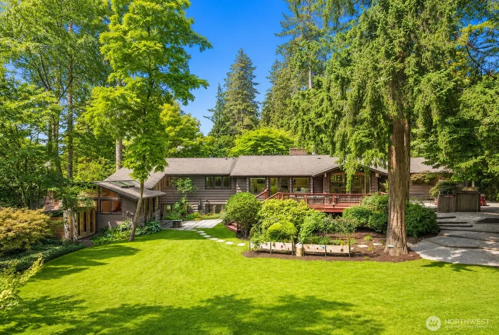 10527 SE 27th Street Beaux Arts WA 98004