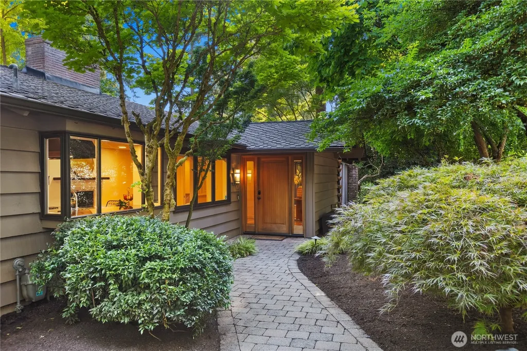 10527 SE 27th Street Beaux Arts WA 98004
