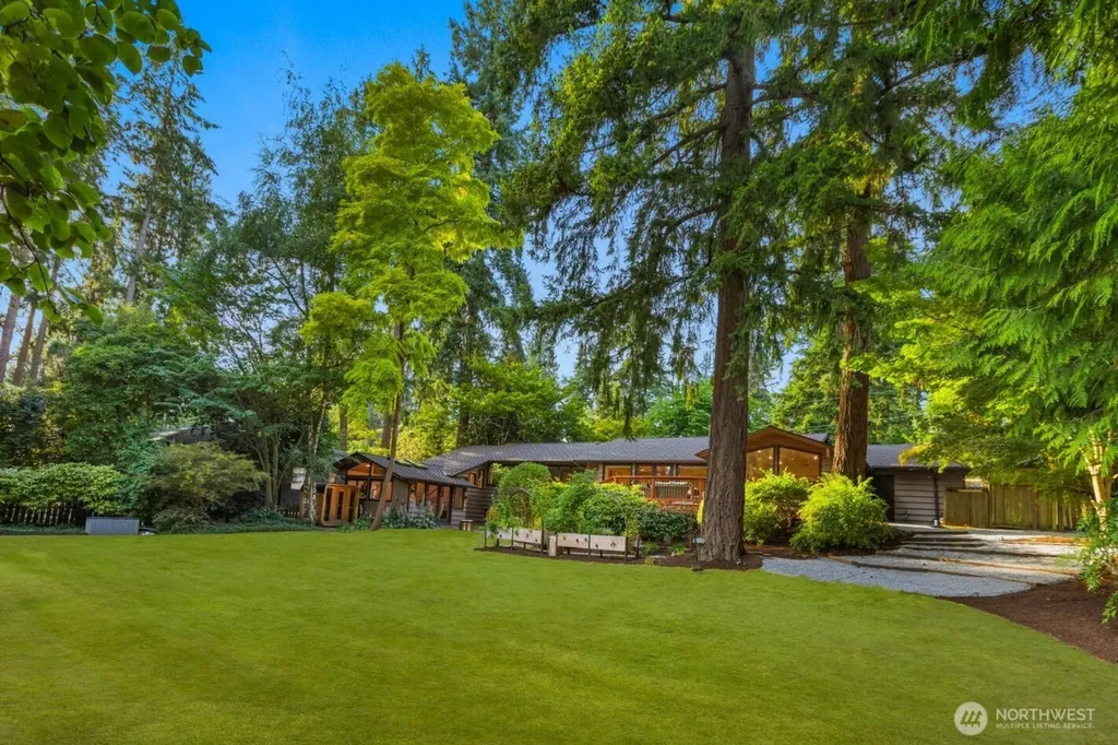 10527 SE 27th Street Beaux Arts WA 98004