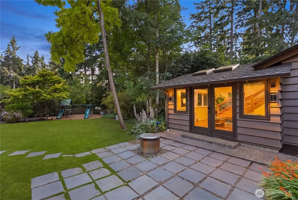 10527 SE 27th Street Beaux Arts WA 98004