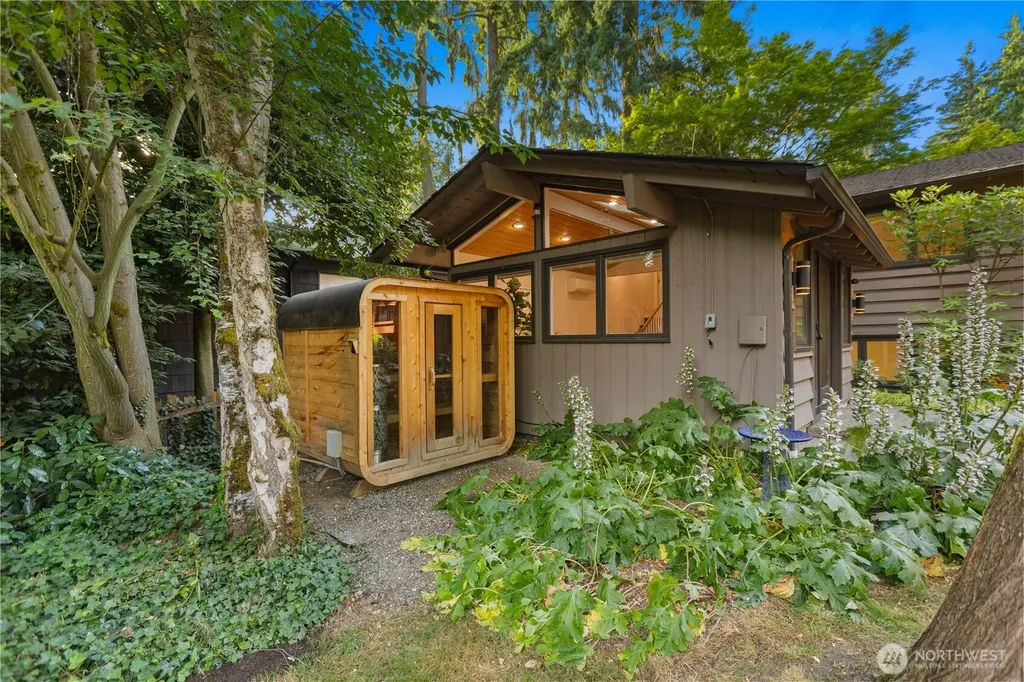 10527 SE 27th Street Beaux Arts WA 98004