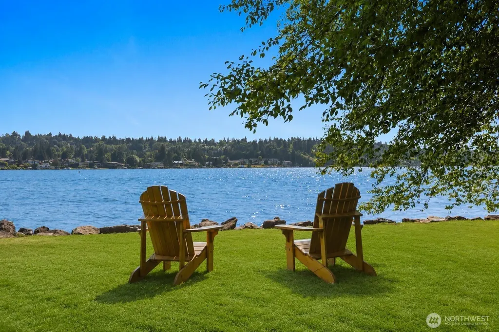 10527 SE 27th Street Beaux Arts WA 98004