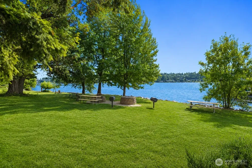 10527 SE 27th Street Beaux Arts WA 98004