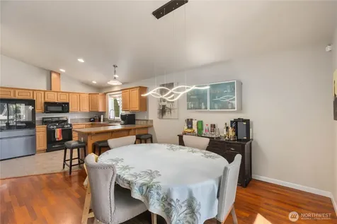2611 10th Street SW Puyallup WA 98373
