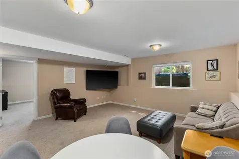 2611 10th Street SW Puyallup WA 98373