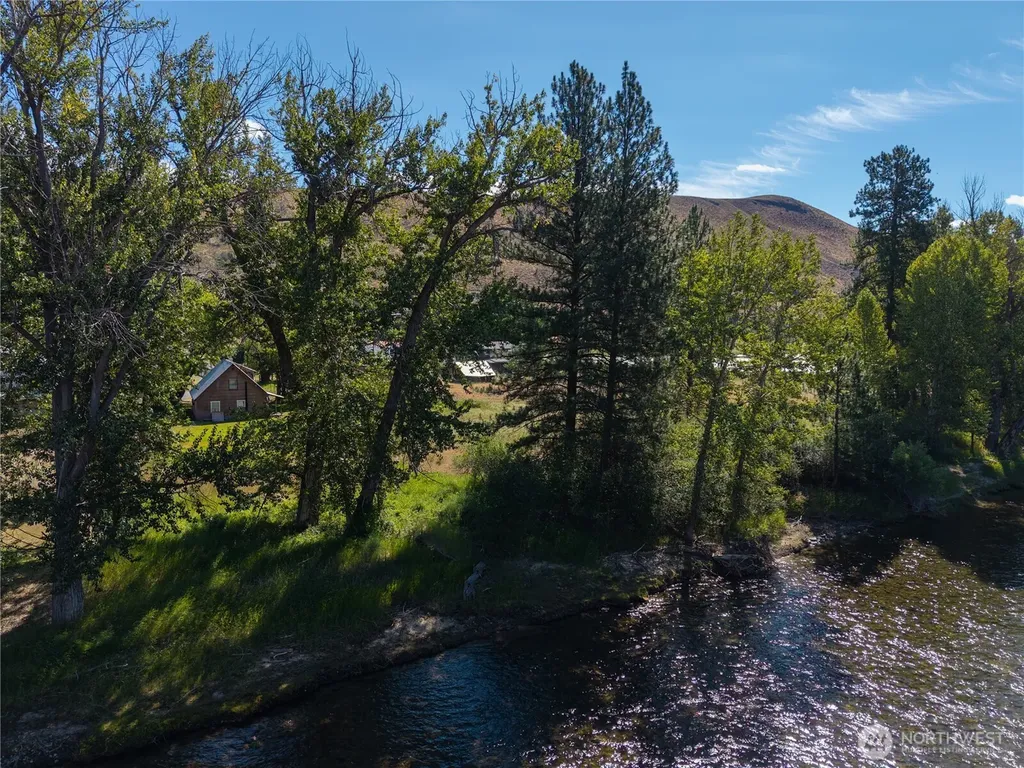821 Riverside Street Winthrop WA 98862