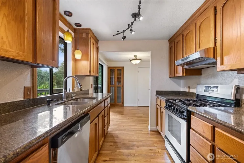 15062 SE 44th Street Bellevue WA 98006