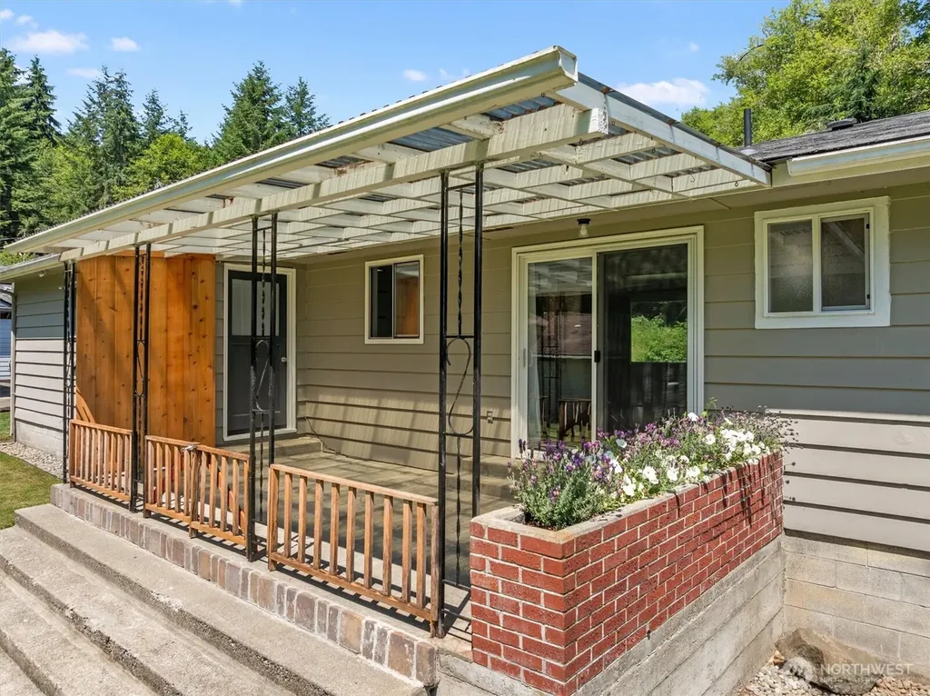 21 Maple Leaf Street Raymond WA 98577