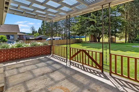 21 Maple Leaf Street Raymond WA 98577