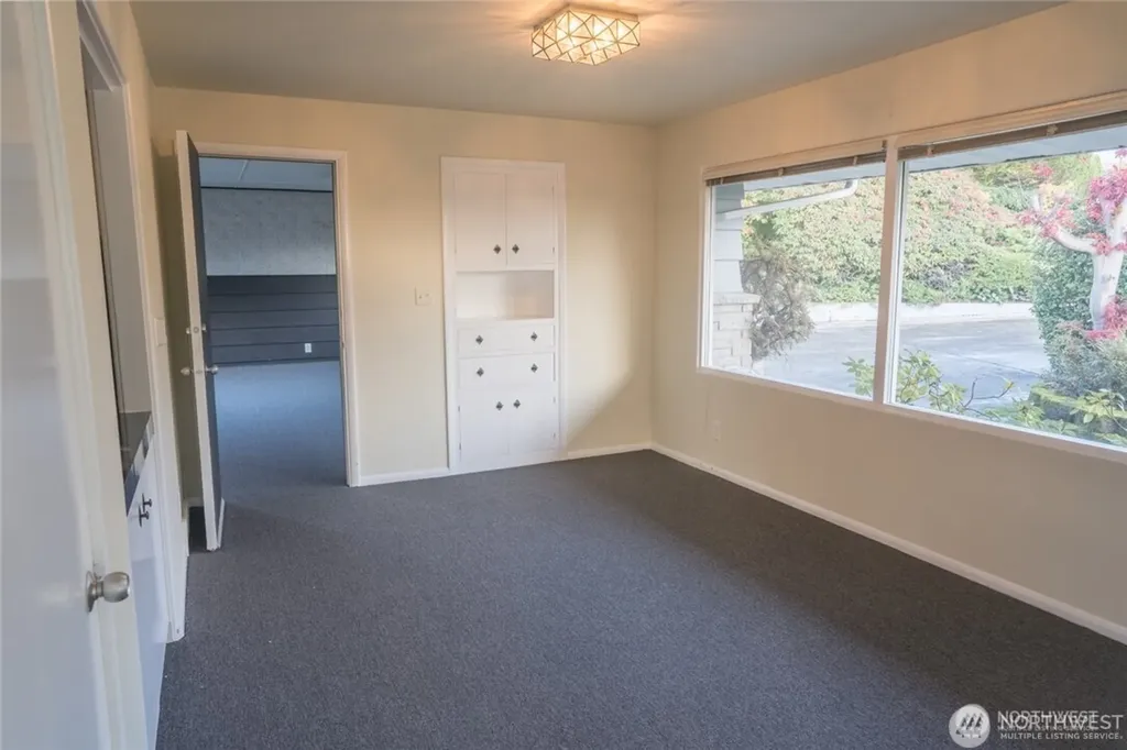 909 95th Avenue NE Bellevue WA 98004