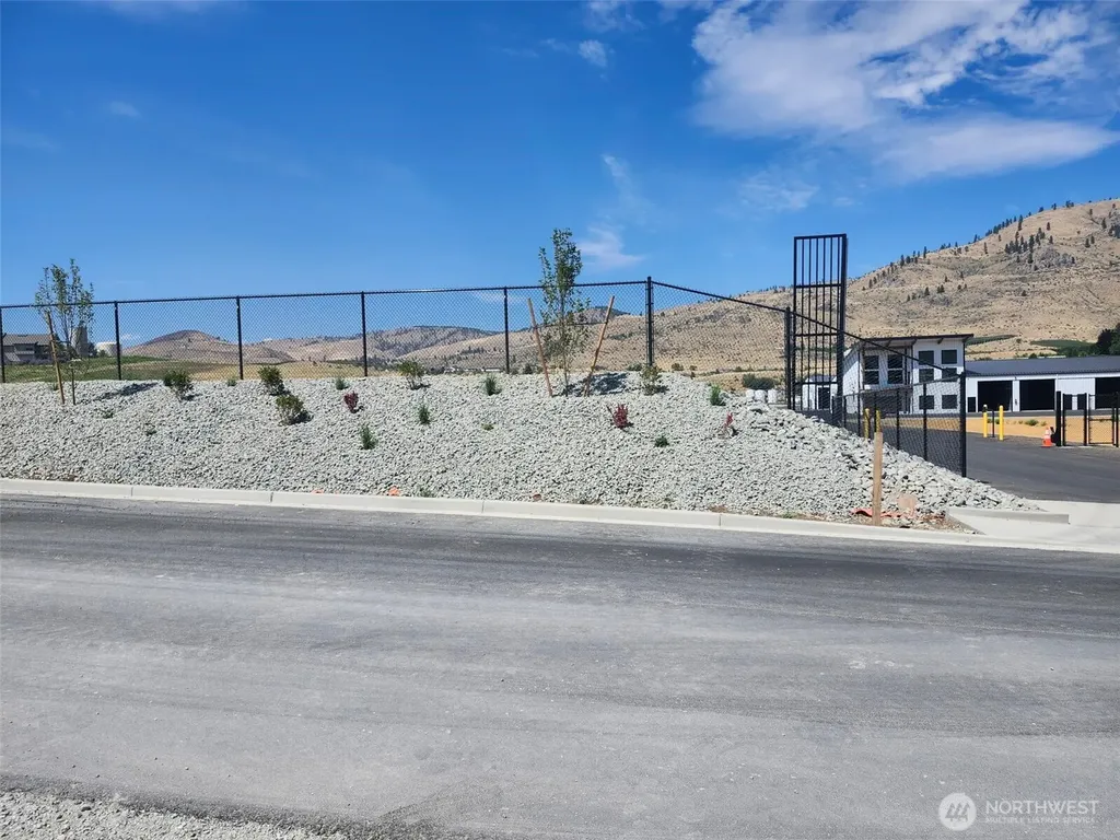 93 E Shop Avenue Chelan WA 98816