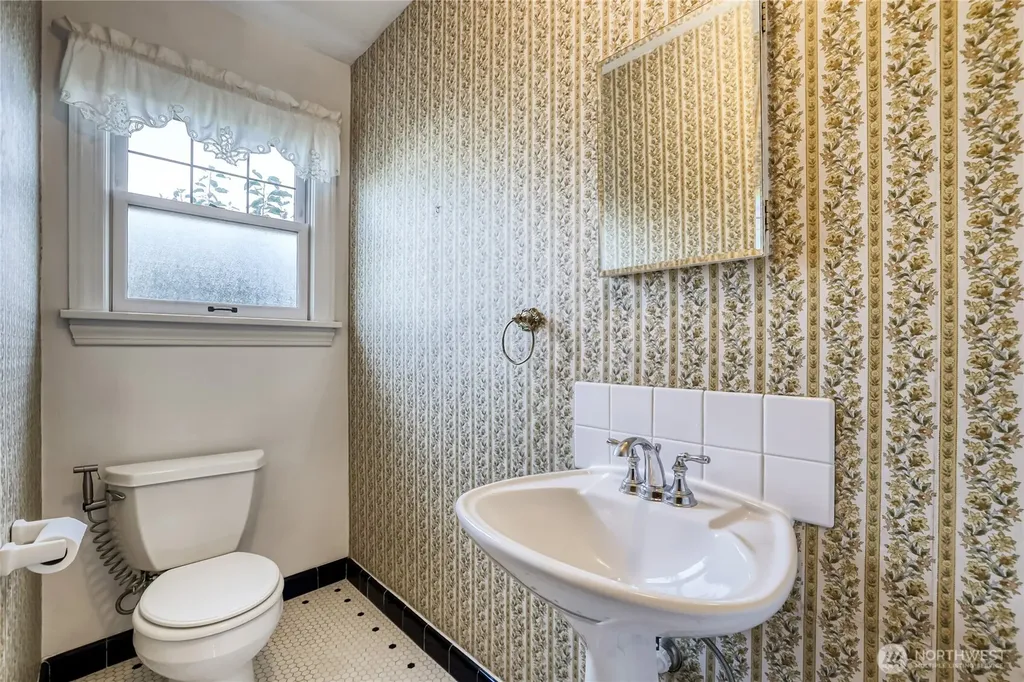 8042 18th Avenue NE Seattle WA 98115