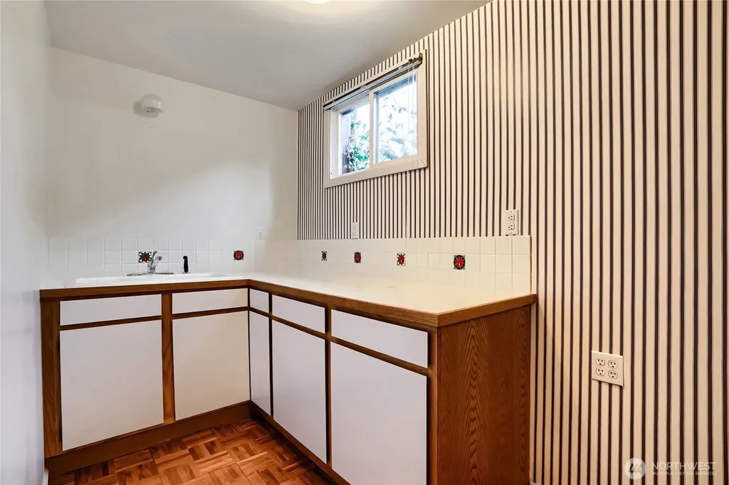 8042 18th Avenue NE Seattle WA 98115