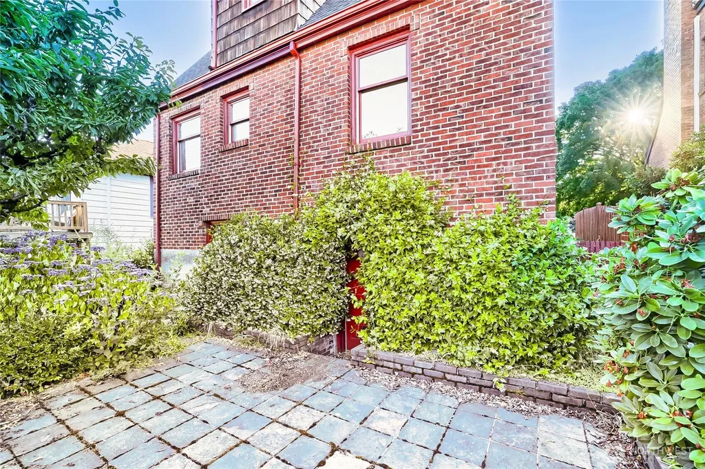8042 18th Avenue NE Seattle WA 98115